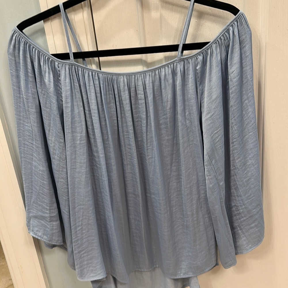 Vince Camuto XS off shoulder top EUC